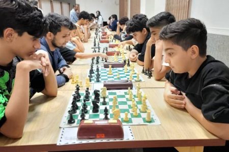 محمد محمدزمان از جناح فاتح مسابقات شطرنج جام رمضان شهرستان بستک شد