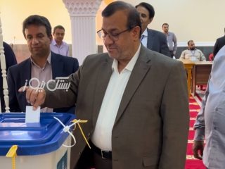 احمد جباری نماینده مردم غرب هرمزگان ساعتی پیش با حضور در مسجد جامع بستک رای خود را به صندوق انداخت