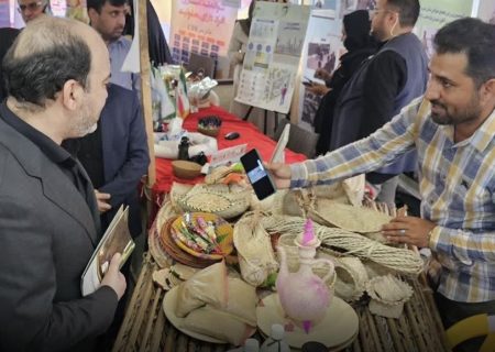 تجلیل از محمد زارع دهیار روستای لاوردین به عنوان فعال زیست محیطی برتر استان هرمزگان