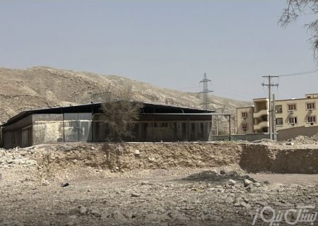 پلاتوی تئاتر بستک؛ پروژه‌ای کلان بدون پشتوانه فنی، مواجه با موانع مالی و حقوقی در میان مشکلات خدمات شهری