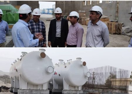 بازدید فرماندار بستک از روند پیشرفت پروژه آبشیرینکن بندرچارک/تجهیزات در حال نصب هستند