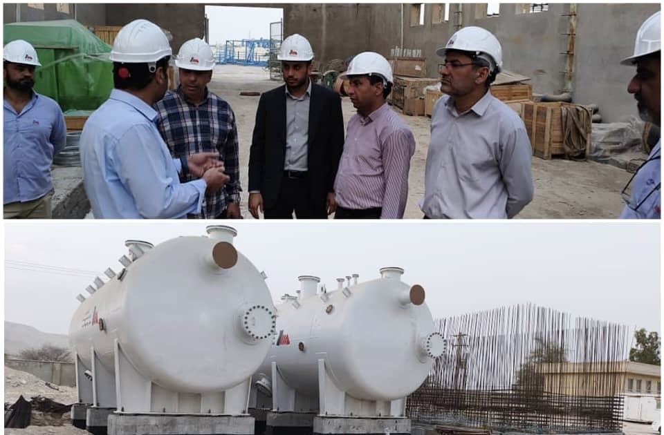 بازدید فرماندار بستک از روند پیشرفت پروژه آبشیرینکن بندرچارک/تجهیزات در حال نصب هستند