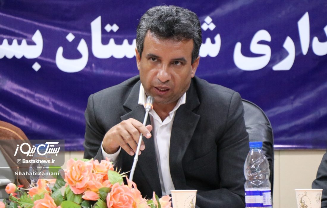 تاکید فرماندار بستک بر شفافیت مالی شهرداری‌ها و دهیاری‌ها / پروژه آب‌شیرین‌کن چارک تا پایان سال مشکل کم‌آبی را رفع می‌کند