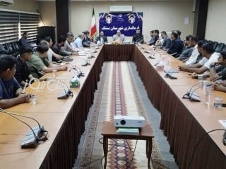 برگزاری نشست توجیهی-تبیینی معاون سیاسی، امنیتی و اجتماعی فرماندار بستک با متصدیان سفره خانه ها و کافه ها در شهرستان