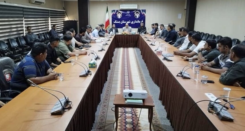 برگزاری نشست توجیهی-تبیینی معاون سیاسی، امنیتی و اجتماعی فرماندار بستک با متصدیان سفره خانه ها و کافه ها در شهرستان