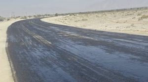 آغاز عملیات آسفالت محور بستک-بندرعباس در محدوده چاه بنارد به طول ۳ کیلومتر