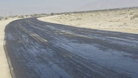 آغاز عملیات آسفالت محور بستک-بندرعباس در محدوده چاه بنارد به طول ۳ کیلومتر