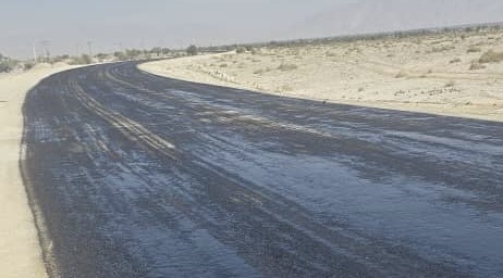 آغاز عملیات آسفالت محور بستک-بندرعباس در محدوده چاه بنارد به طول ۳ کیلومتر