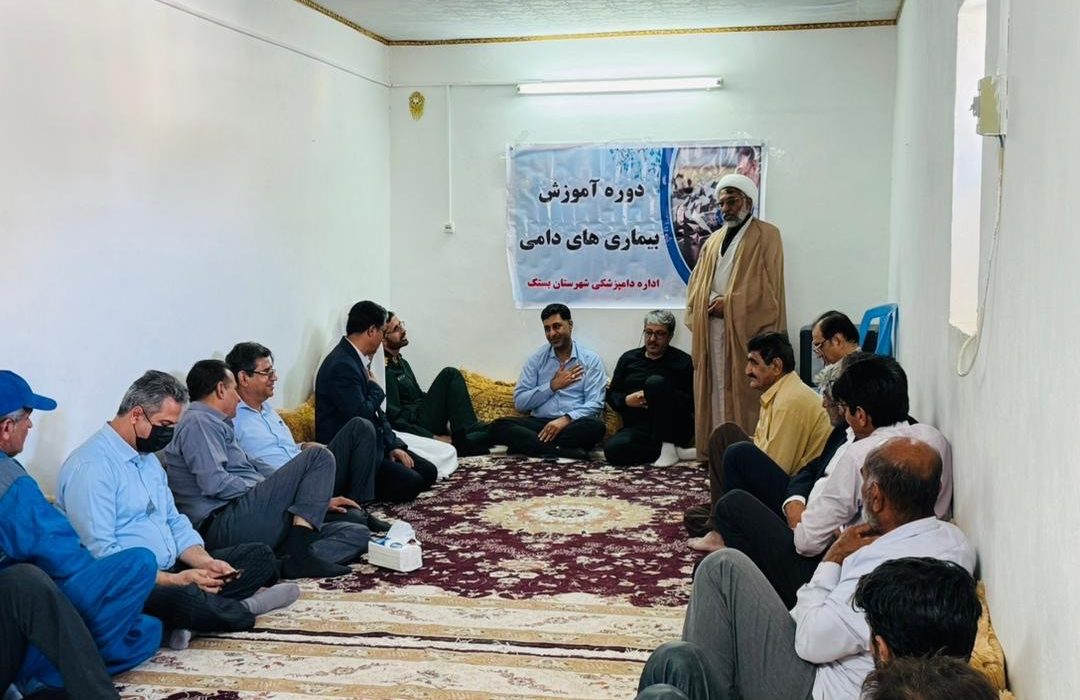 حرکت جهادی واکسیناسیون و ضدعفونی دام‌ها در روستای نخل‌خین به مناسبت هفته بسیج