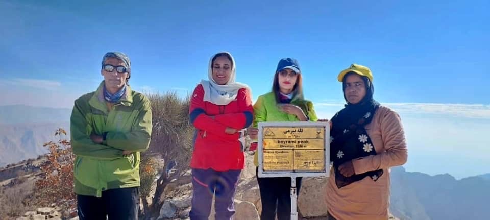 صعود موفق ۴ کوهنورد از شهرستان بستک به بام بوشهر