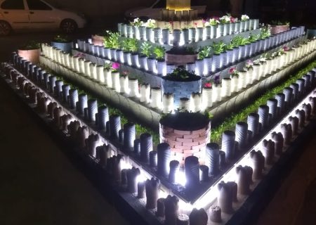 اجرای اِلِمان شهری در هرنگ با بطری‌های نوشابه توسط جوان خوش ذوق هرنگی