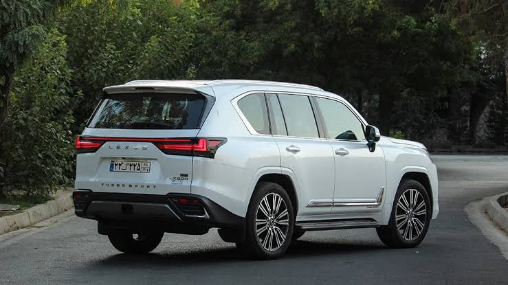 لکسوس ۲۵ میلیاردی قاچاق در بستک راهی پارکینگ شد