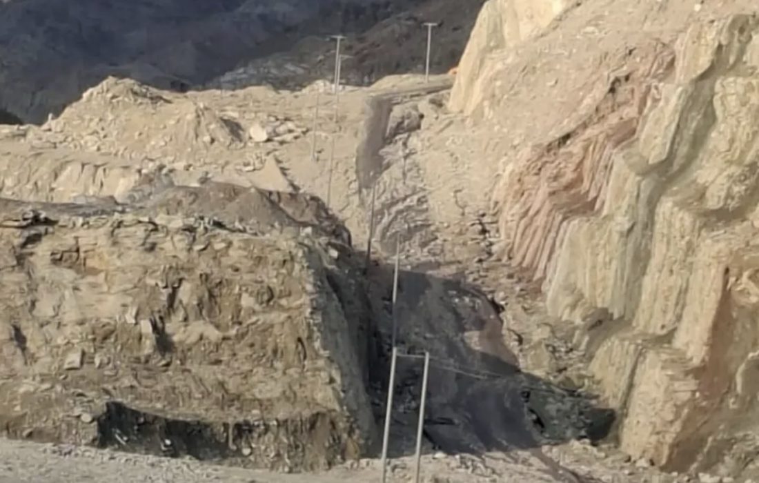 محور خورجناح در پی بارش باران و ریزش کوه تا اطلاع ثانوی مسدود می باشد