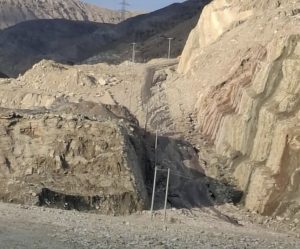 محور خورجناح در پی بارش باران و ریزش کوه تا اطلاع ثانوی مسدود می باشد