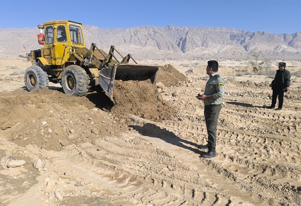 رفع تصرف به طول ۳۰۰ متر از اراضی ملی در منطقه دشت احمد فتویه شهرستان بستک