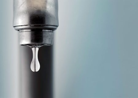 قطعی آب در شهر بستک همچنان ادامه دارد/لزوم آب رسانی سیار به‌ مردم تا پایداری شبکه