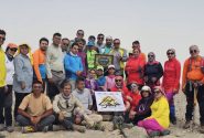صعود موفق ۷ کوهنورد از شهرستان بستک به بام استان اصفهان