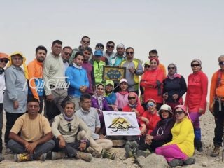 صعود موفق ۷ کوهنورد از شهرستان بستک به بام استان اصفهان