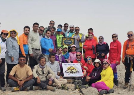 صعود موفق ۷ کوهنورد از شهرستان بستک به بام استان اصفهان