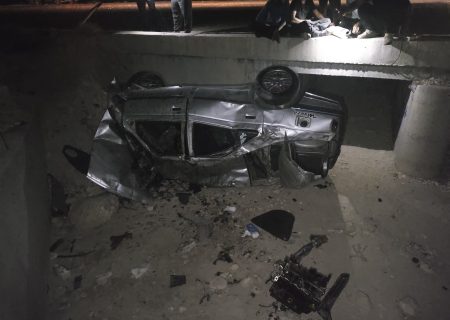 مصدوم شدن یک نفر بر اثر واژگونی خودرو و سقوط به پُل در سه راهی تنگ ‌بستک