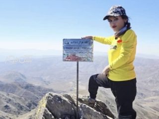 صعود بانوی کوهنورد بستکی به بام کرمان