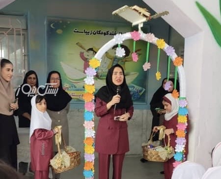 کانون پرورش فکری در کنار شکوفه‌ های کلاس اولی مدرسه حافظ
